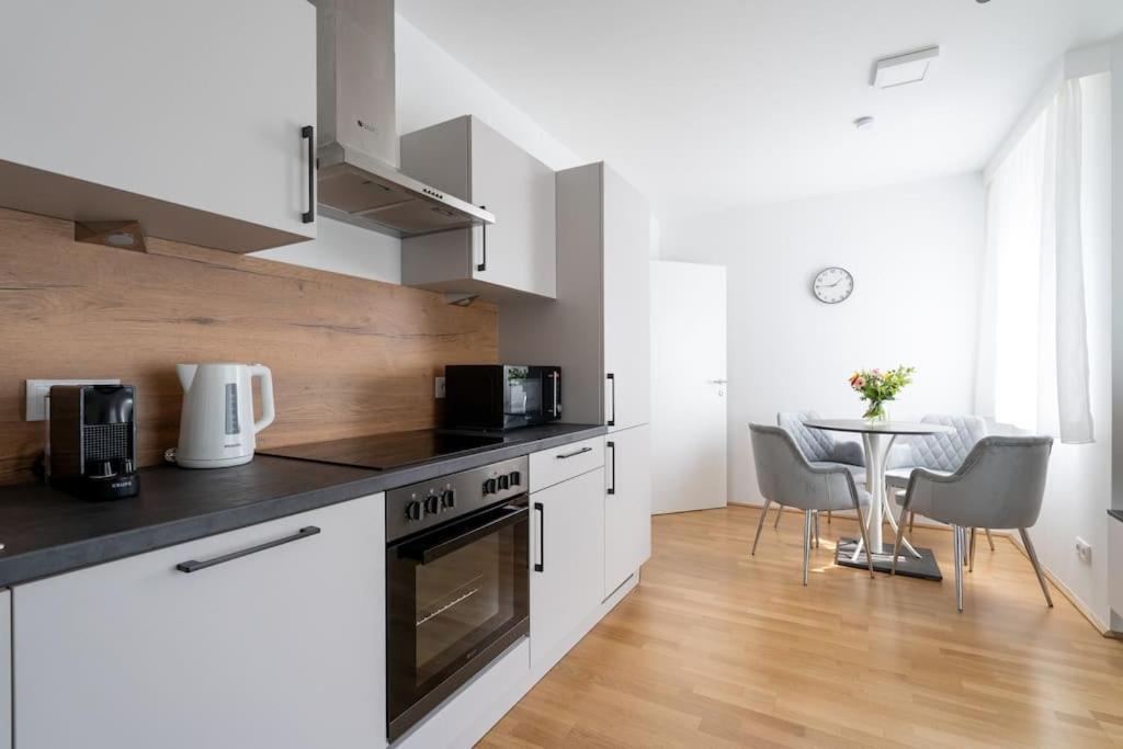 Elegant 1br Flat With Balcony By Hm Appartement Wenen
